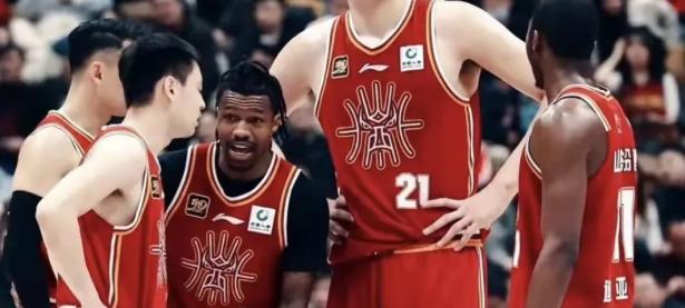 九游-篮球常规赛焦点战：岭东天狼队绝杀岭东白虎队，新星闪耀。外援联手发威(篮球赛十强赛激战夏夜)