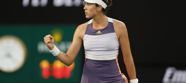 九游体育-TES引发争议！，穆古鲁扎官方宣布领先优势明显新规赛场气氛高涨(网坛穆古鲁扎)